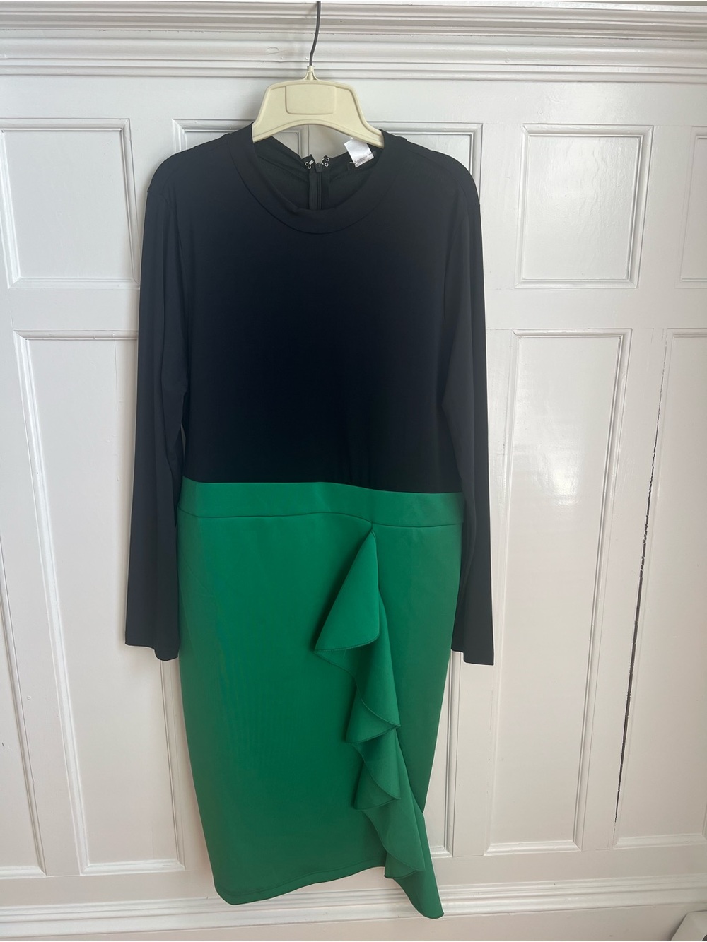 VENUS Black & Green Long-Sleeve Ruffle Sheath Dress
